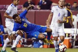 Neymar cayó en el área y el árbitro le sacó amarilla por considerar que estaba fingiendo una falta penal. Foto AFP