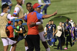 Pedro Troglio reaccionó molesto al final del clásico e intentó increpar al árbitro Armando Castro, pero sus propios jugadores se lo impidieron.
