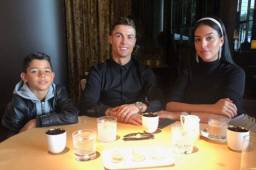 Cristiano Ronaldo junto con su hijo mayor y su novia Georgina Rodríguez en un restaurante de Turín.