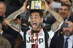 Dani Alves festejando el título conseguido con la Juventus en la Serie A.
