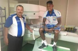 Romell Quioto junto con el doctor Óscar Benítez.