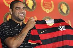 Adriano cuando era presentado con el Flamengo.
