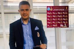 Roger Rojas antes de abordar el avión rumbo a Ecuador para enfrentar a Macará. Foto Twitter.