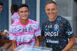 ¡Sorpresa en Motagua! En celebración de cumpleaños de la Tota Medina, aparece con ropa de entreno Rubilio Castillo