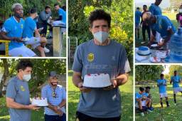 Bonito ambiente en el Real España: Héctor Vargas celebró su cumpleaños 63 partiendo un pastel con sus jugadores