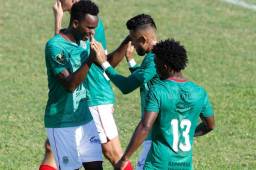 El futbolista de Marathón, Carlos Discua, celebra con sus compañeros el triunfo sobre Honduras Progreso. Fotos Neptalí Romero