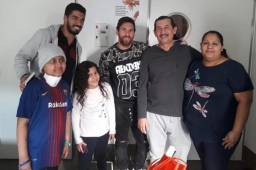 Gustavo junto a su hermana Denisse, sus padres Nancy Moncada y Manuel Manzano, posando con Leo Messi y Luis Suárez. Fotos Cortesía