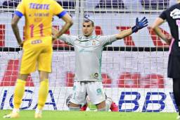 Nauel Guzmán quiso atajar un penal de rodillas, pero fue amonestado por incumplir las reglas.