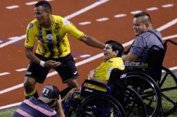 Rony Martínez se fue a un costado y le dedicó el gol a Jesús Daniel.