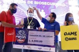 Adán Elvir cuando recibía el premio y la corona que lo acreditan como nuevo monarca del Rey del Fifón 2021. Fotos Neptalí Romero