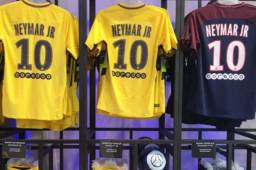 Las camisetas de Neymar en Francia son las más vendidas.