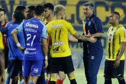 El entrenador del Motagua, Diego Vázquez, reclamó por la caja de cervezas que lanzaron a un costado de la cancha y tras reclamar fue expulsado. Fotos DIEZ
