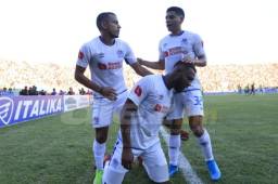 Olimpia está logrando su objetivo de convertirse en campeonísimo y levantar la copa 31. Foto: Ronal Aceituno.