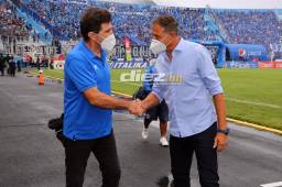 Héctor Vargas y Tota Medina se saludan antes del comienzo del partido en el Chelato Uclés.