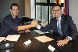 Sergio Busquets renovando su contrato con el Barcelona por las próximas temporadas.