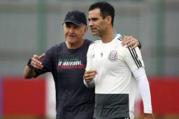 Rafael Márquez además utiliza una camiseta para entrenamiento diferente a la de sus compañeros.