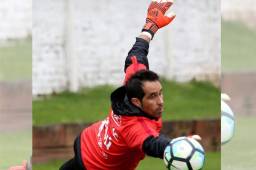 El portero de Chile, Claudio Bravo, descarta que haya un arreglo entre Brasil y Chile para dejar fuera a Argentina.