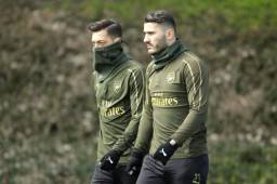 Ozil y Kolasinac, jugadores del Arsenal de Inglaterra, fueron atacados por dos delincuentes.