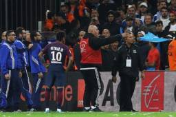 Neymar necesitó de la seguridad para poder cobrar un tiro que esquina.