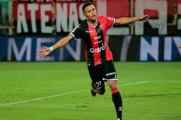Roger Rojas celebra uno de los 17 goles con el alajuelense