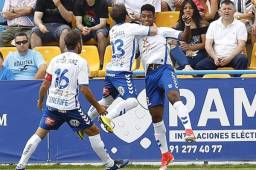 El 'Choco' celebrando con sus compañeros su anotación del partido.