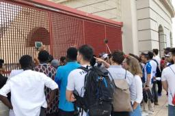 Aficionados hondureños observando por las rejas de una puerta el partido porque no los dejaron ingresar al estadio. Foto DIEZ