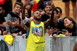 Neymar participó en un torneo internacional de fútbol de barrio organizado por el propio crack en Praia Grande.