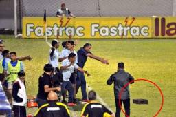 Diego Vázquez, luego que le lanzaran la caja plástica, él la tiró a la cancha para que todos la vieran.