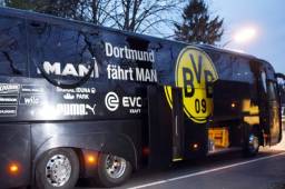 Así quedó el autobús del Borussia Dormund cuando un artefacto le explotó en la parte lateral cuando iba camino al estadio para el juego contra Mónaco. Foto AFP