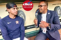 Philep Clark habló con el hondureño Mauricio Dubón en el estadio de los Astros de Houston.