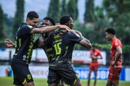 Real Sociedad y Real España disputaron este partido en un terreno de juego en pésimas condiciones. FOTOS: Alexander Euceda