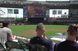 Los jugadores de Milwaukee Brewers juegan Fortnite en su propio estadio.