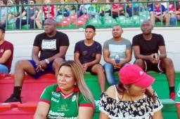 Milton y Jerry Palacios en el estadio Yankel Rosenthal viendo a su hermano Wilson.