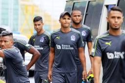 Los jugadores del Olimpia en el entrenamiento de este viernes en la capital donde preparan el duelo ante Honduras.