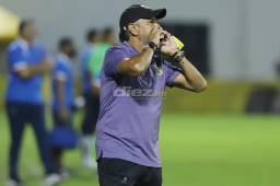 El entrenador del Real España, Raúl “Potro” Gutiérrez, dando indicaciones a sus jugadores en el juego ante Motagua. Foto Melvin Cubas