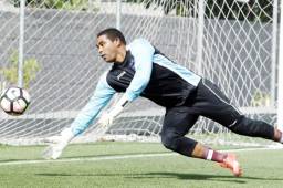 El portero José Mendoza se entrena con los uniformes de la Selección de Honduras en el Parrillas One y sueña con volver a la Bicolor. Foto Neptalí Romero