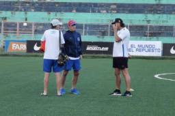 Pedro Troglio y Olimpia hicieron el reconocimiento de la cancha Las Delicias, que es de césped artificial. Foto: Cortesía Milton Aparicio.