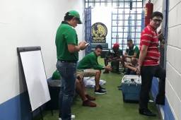 Los jugadores del Marathón en los pasillos que dan acceso a los vestidores, pues no pudieron ubicarse en el camerino del Olimpia. Foto Juan Salgado