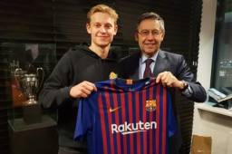 De Jong posando con la camiseta del Barcelona y junto a Bartomeu.