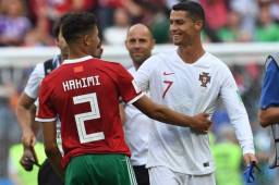 Hakimi, jugador de Marruecos, saludándose con Cristiano Ronaldo al final del partido.