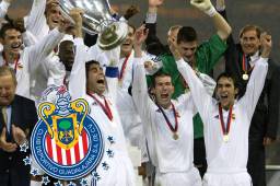 Fernando Hierro levantando la Champions League que ganó el Real Madrid en Glasgow contra el Leverkusen.