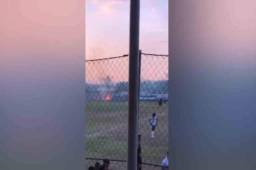 El incidente no pasó a más porque los mismo aficionados controlaron las llamas.