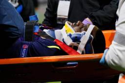 Cuco Martina defeonsor del Everton sufrió una estrepitosa caída que lo dejó inconsciente y siete minutos sin poderse mover.