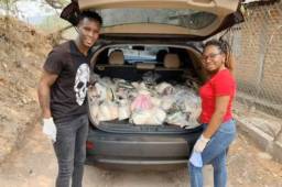 El delantero del Motagua, Rubilio Castillo, junto a su esposa estuvieron regalando alimentos a los necesitados en la cuarentena provocada por el coronavirus.