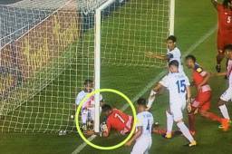El árbitro Walter López validó un gol a Panamá donde la pelota nunca traspasó la línea de gol.