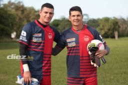Harold Fonseca y Ricardo Canales posando para el lente de DIEZ en su primer día de entrenamiento juntos en el Vida. Foto: Edgar Witty