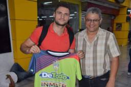 El delantero ruso Evgeny Kabaev en su llegada a Honduras con el presidente Gerardo Martínez. Foto cortesía: Al Desnudo