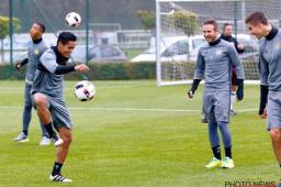 El mediocampista hondureño Andy Najar trabajando de lleno con sus compañeros después de pasar seis meses lesionado de la rodilla. Fotos cortesía Anderlecht