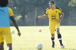 Jorge Claros lidera el medio campo del Real España.