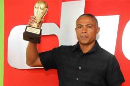 El técnico del Platense fue elegido Mejor Entrenador de la Liga Nacional en 2016 y se mostró orgulloso al recibir el trofeo de DIEZ. Fotos Delmer Martínez